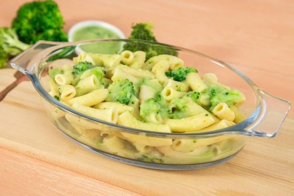 Pasta_with_white_sauce_and_broccoli_for_kids