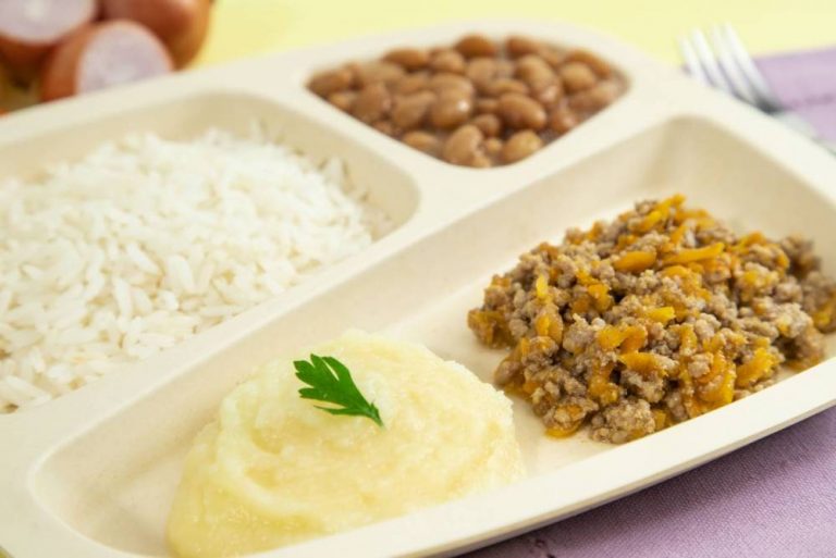 Carne Moída com Cenoura: arroz branco, feijão carioca e purê de batata